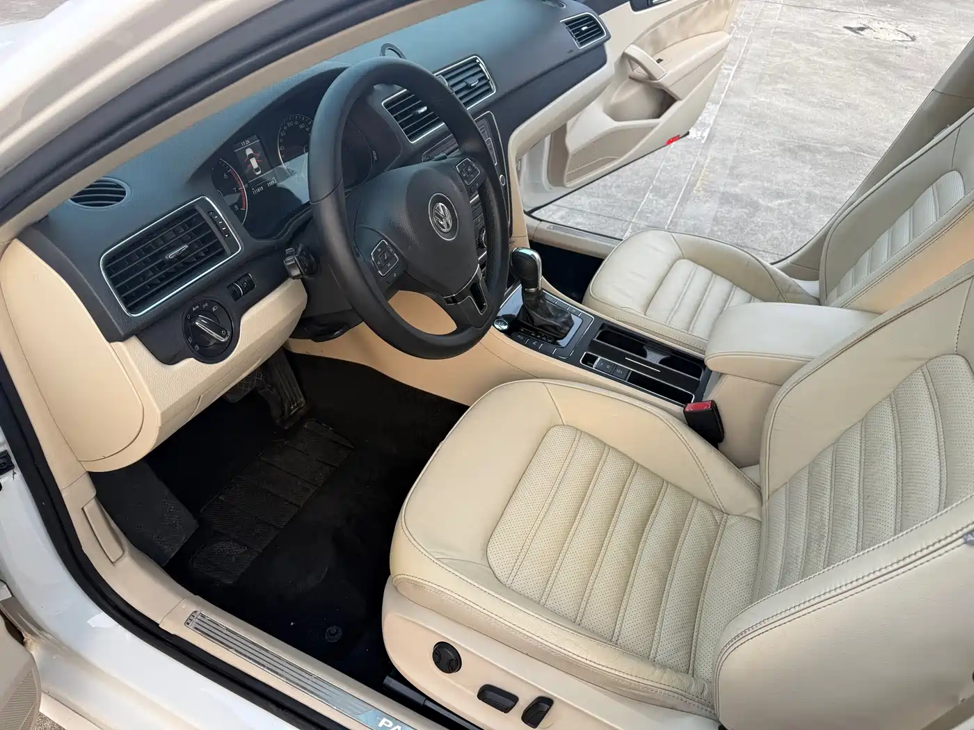 Volkswagen Passat 2014 1.8TSI DSG Executive Edition фото 8