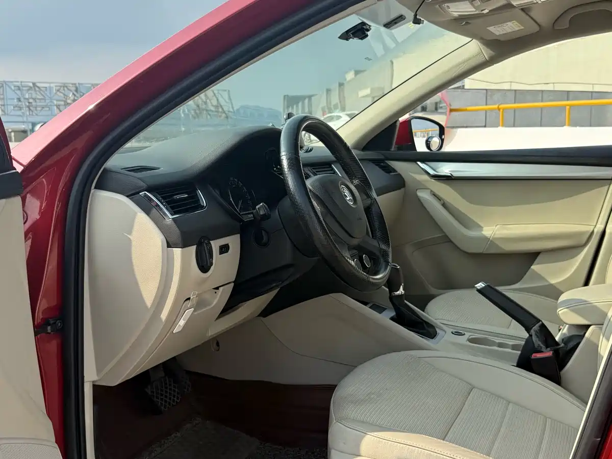 Škoda Octavia 2015 1.6L Automatic逸杰版 фото 6