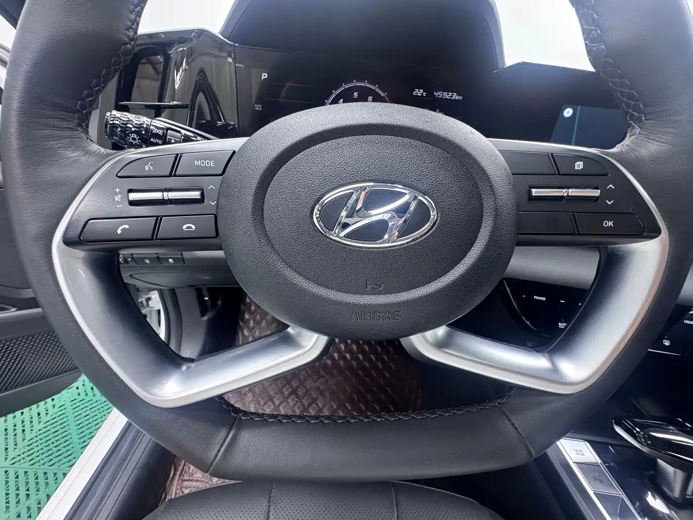Hyundai Elantra 2022 1.5L CVT LUX Premium Edition фото 14