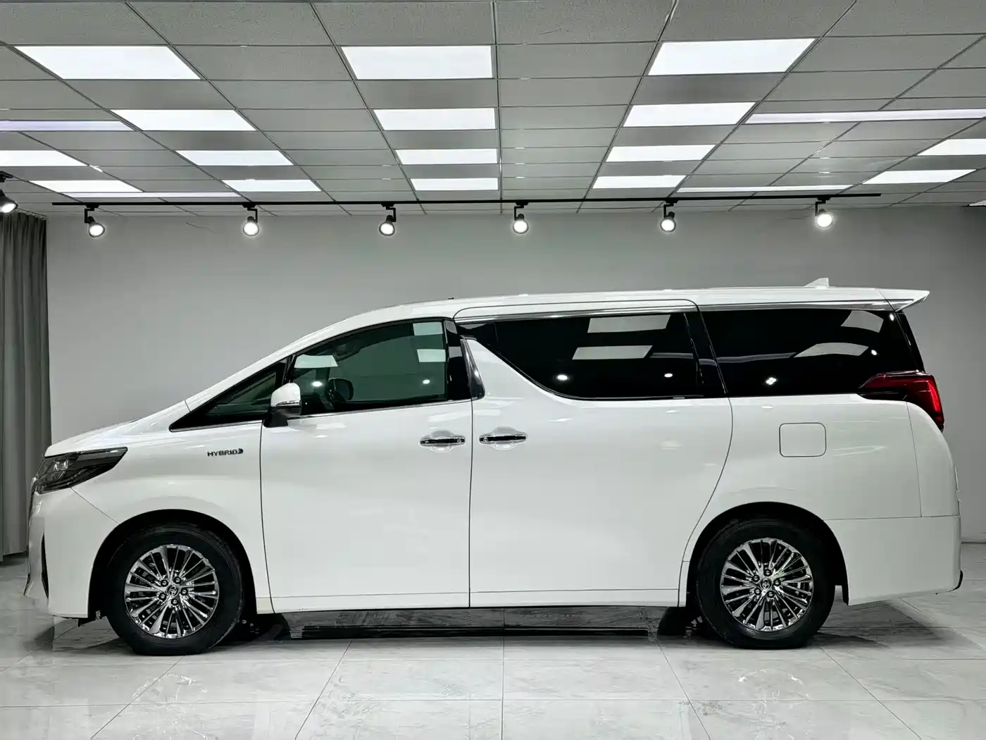 Toyota Alphard 2020 Hybrid 2.5L Premium Edition фото 3