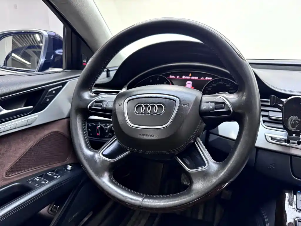 Photo 14 - Audi A8