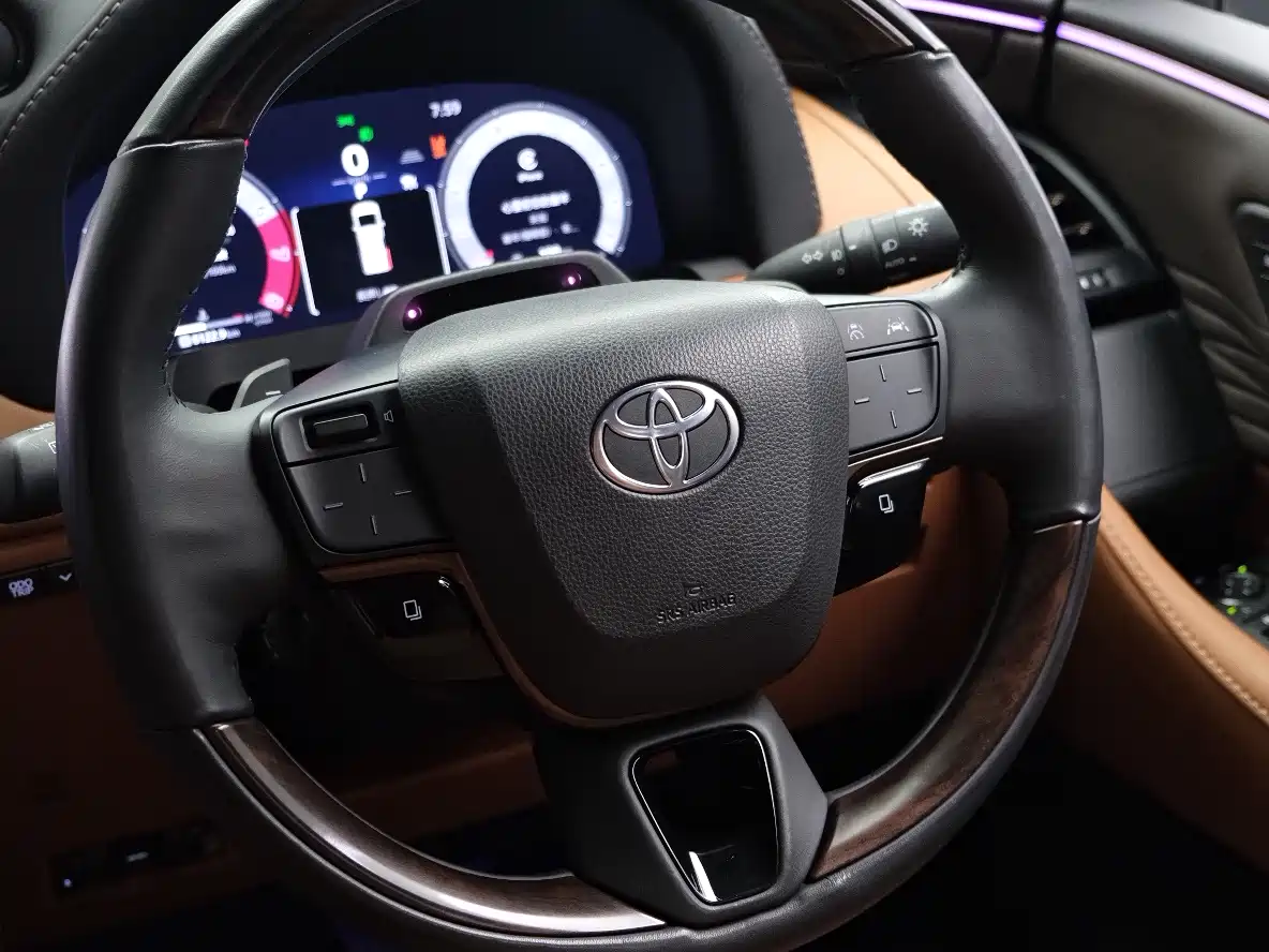 Toyota Vellfire 2025 Crown Hybrid 2.5L Ink Gold Executive Edition фото 5