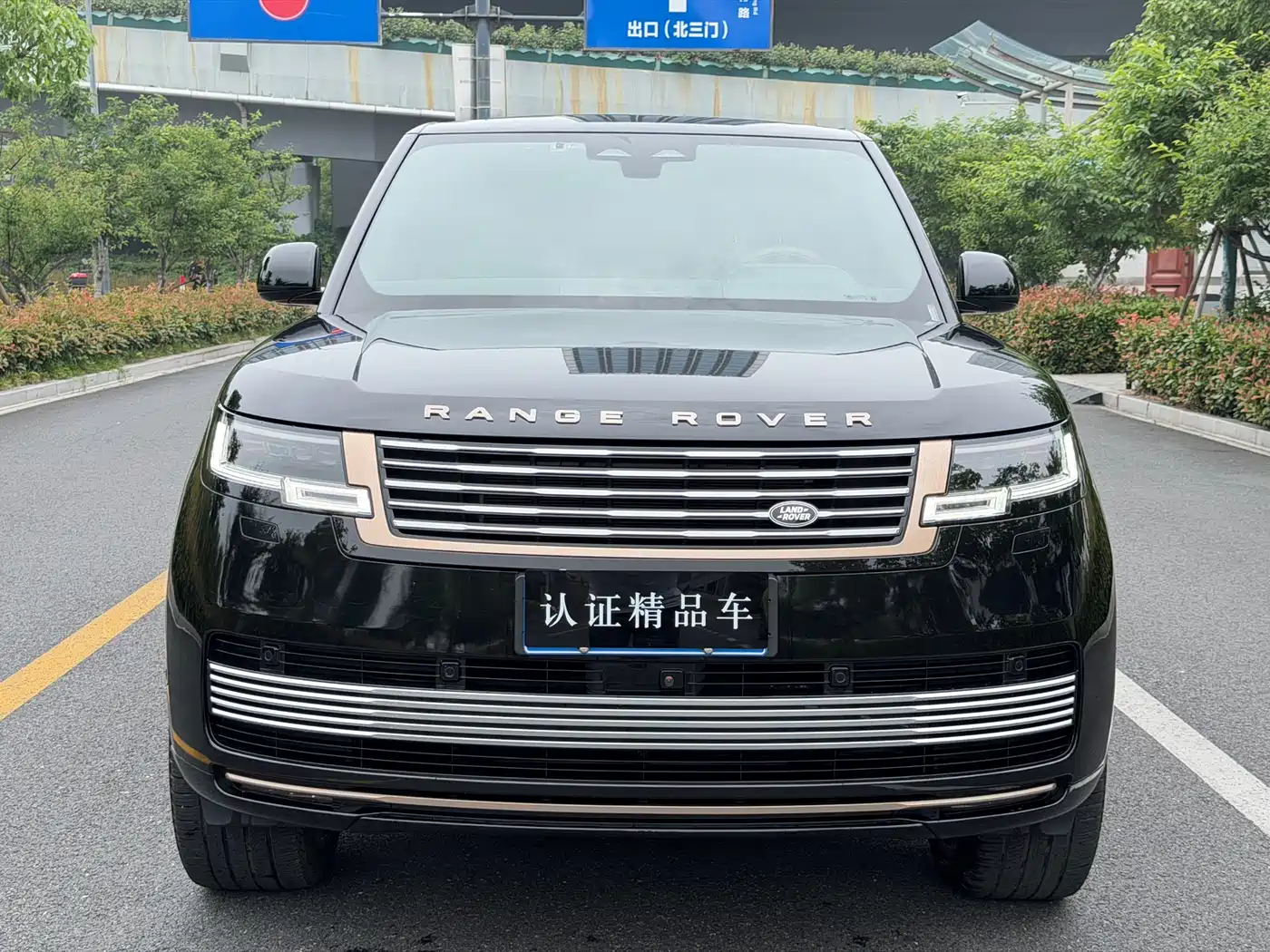 Land Rover Range Rover 2023 3.0 L6 400PS Golden Age 7-Seater Long Wheelbase фото 2