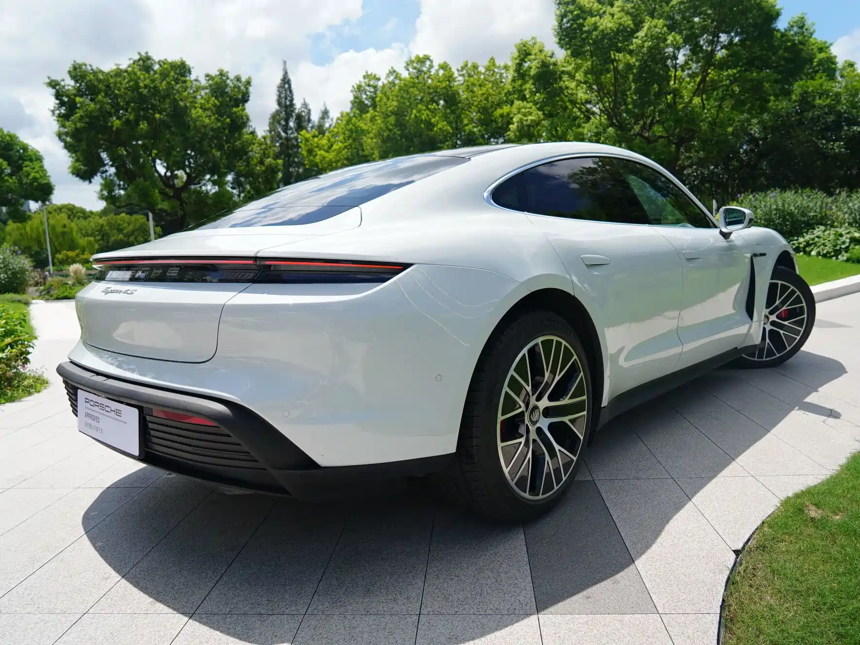 Photo 18 - Porsche Taycan