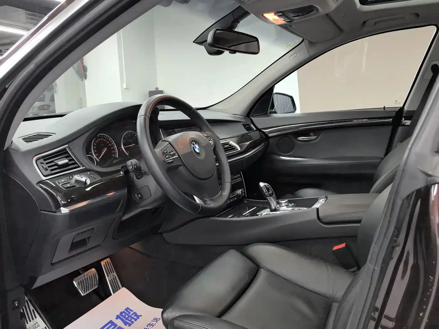 BMW 5 Series GT 2010 535i Leading Model фото 4
