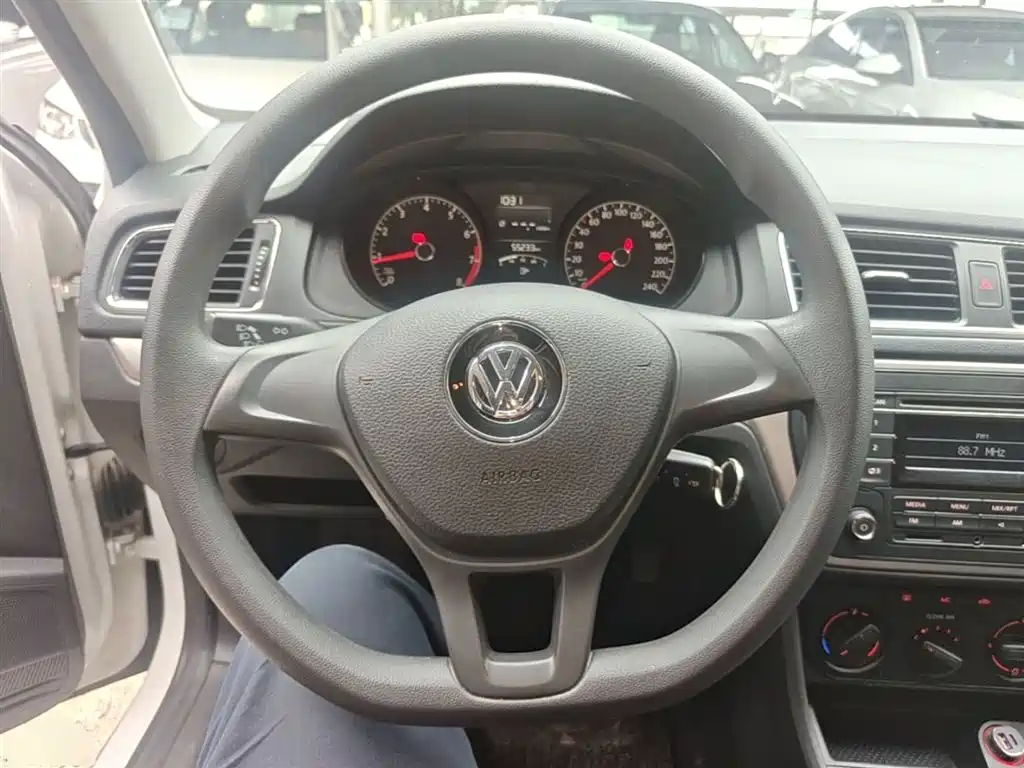 Volkswagen Lavida 2017 1.6L Manual Trend Edition фото 11