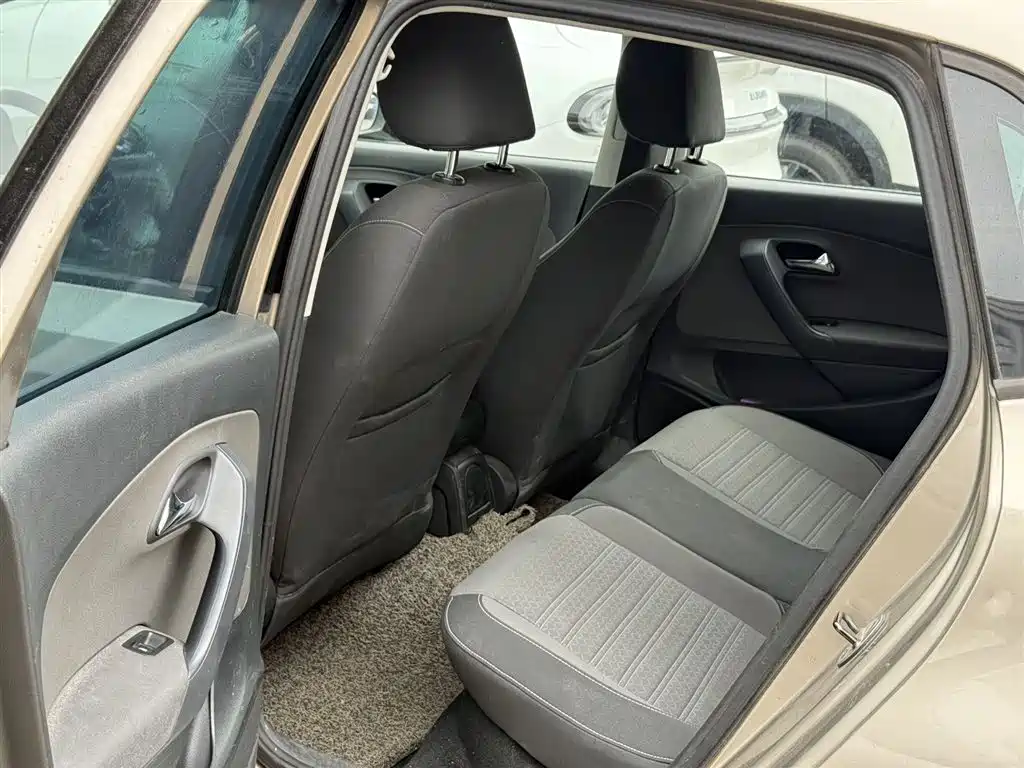 Volkswagen Polo 2014 1.6L Cross Polo Automatic фото 7