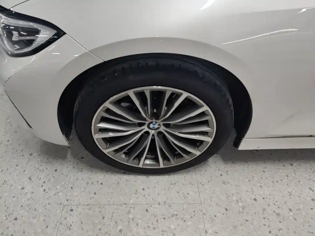 Photo 23 - BMW 3 Series