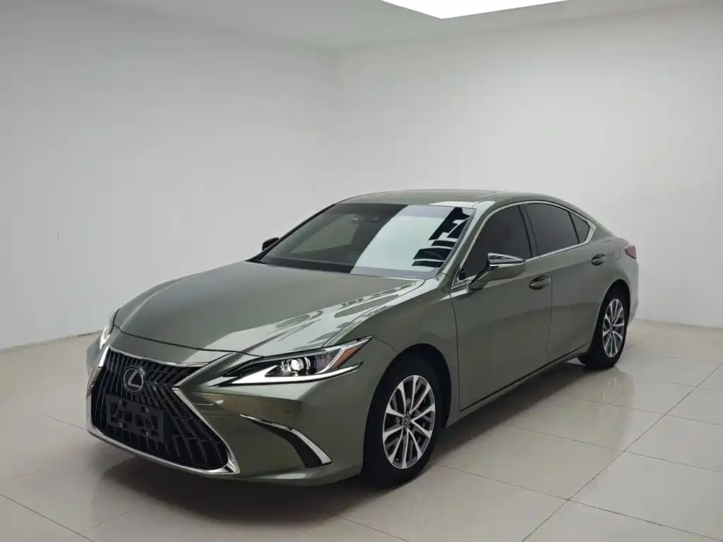 Фото 2 - Lexus ES