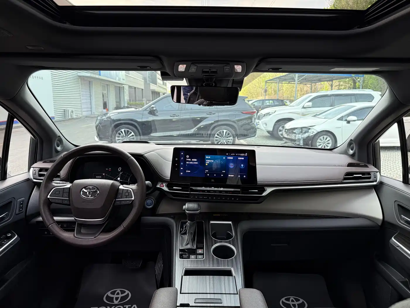 Toyota Granvia 2023 2.5L Hybrid Flagship VIP Edition фото 5