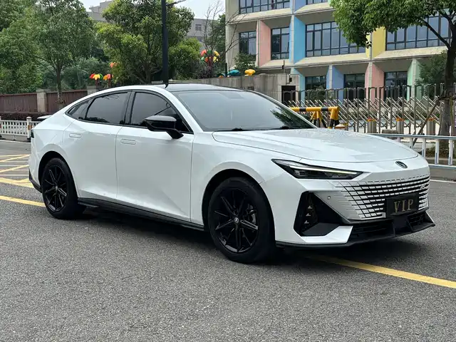 Changan UNI-V 2022 1.5T Premium Model — фото 3