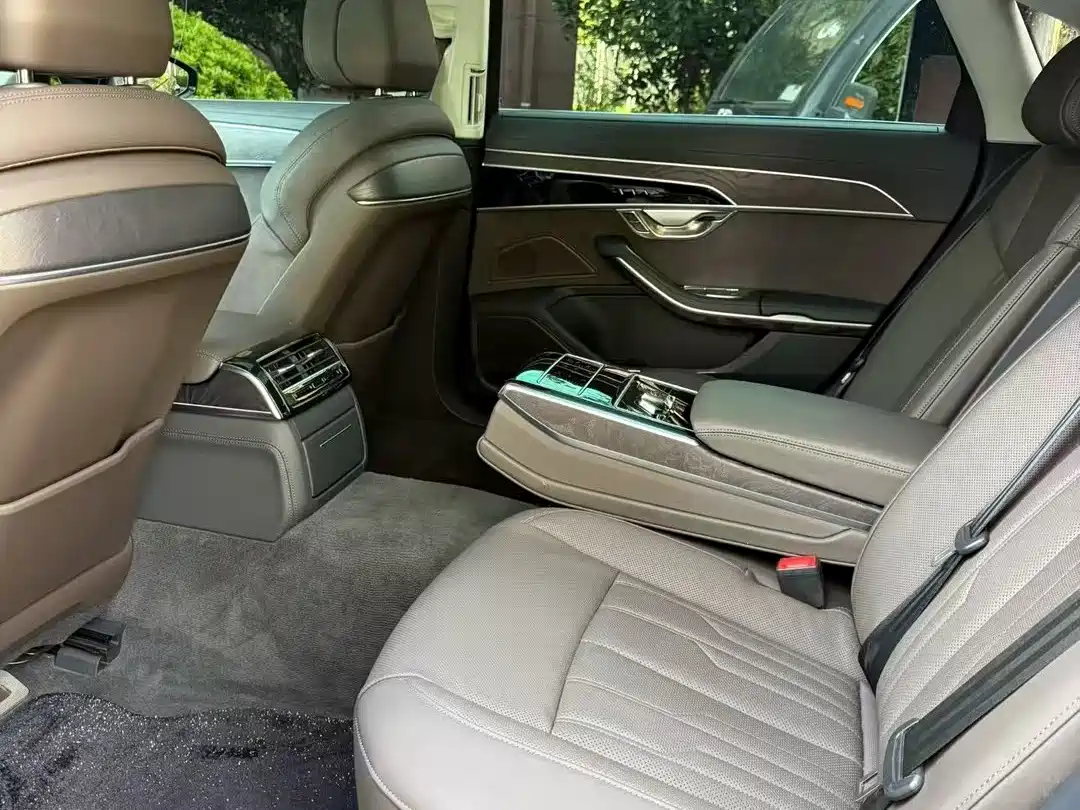 Фото 9 - Audi A8