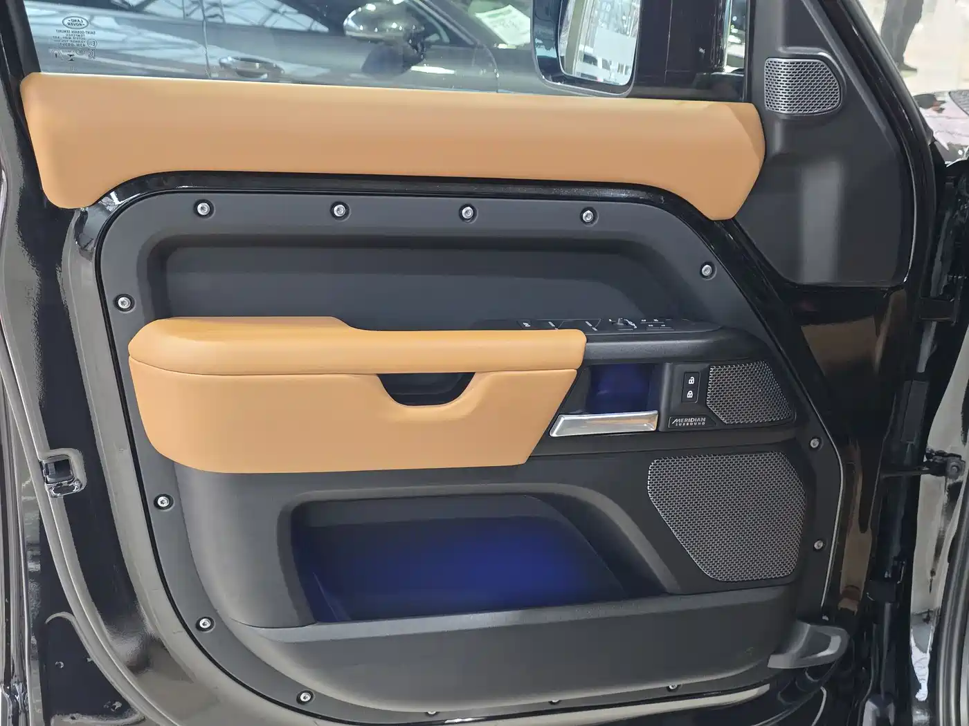 Land Rover Defender 2024 110 5.0T V8 фото 8