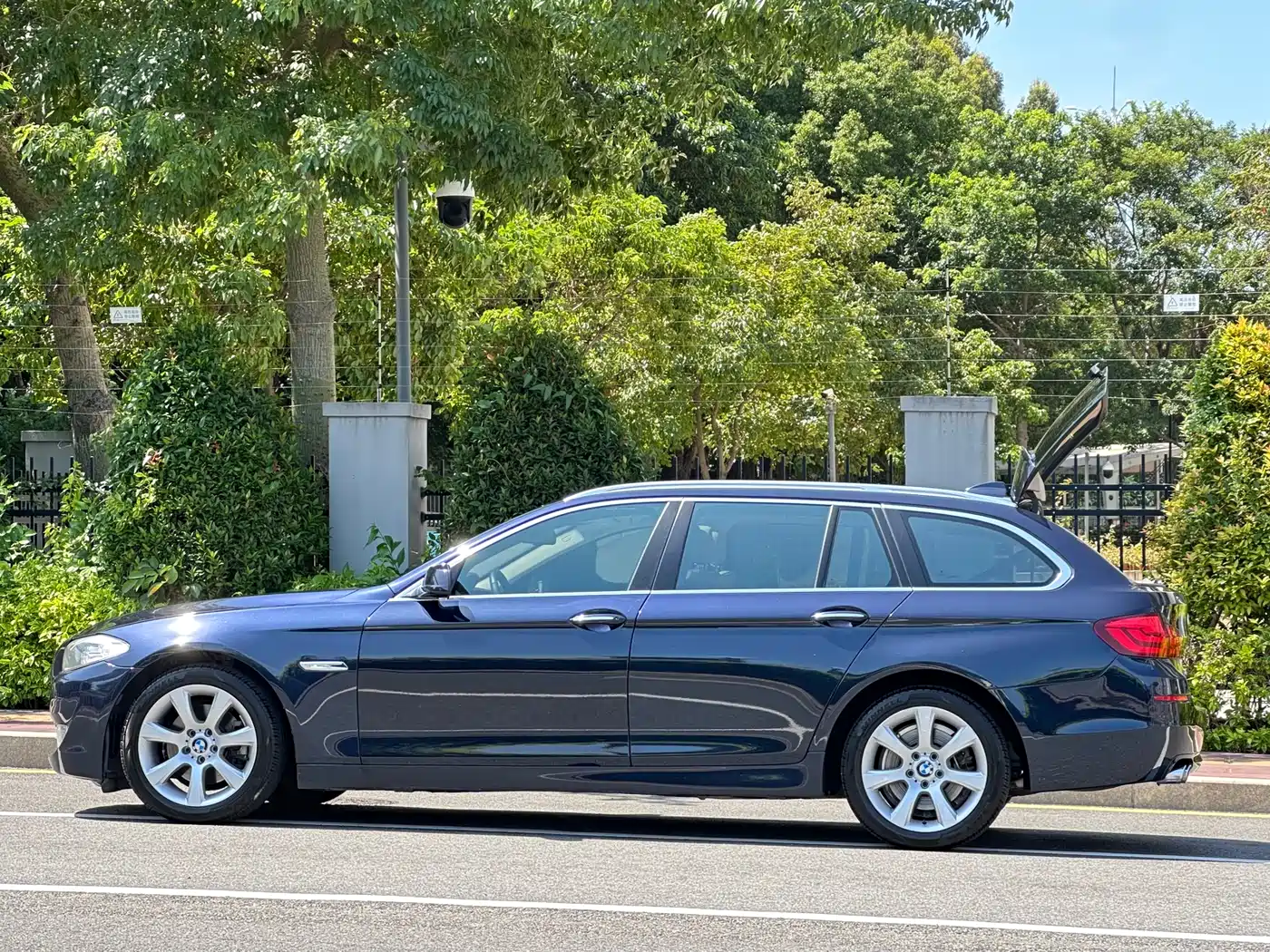 BMW 5 Series (Import) 2012 530i Leading Touring Edition фото 4