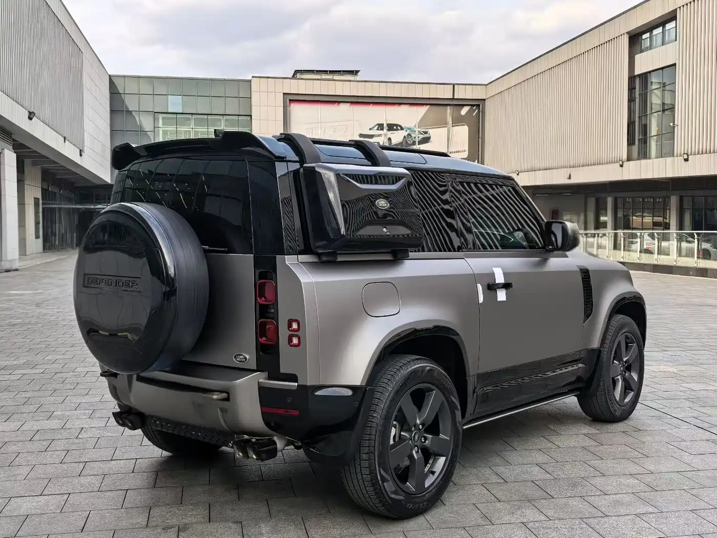 Land Rover Defender 2023 Model 90 2.0T P300 X-DYNAMIC HSE фото 8