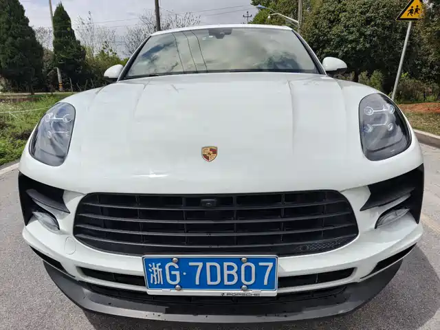 PORSCHE MACAN