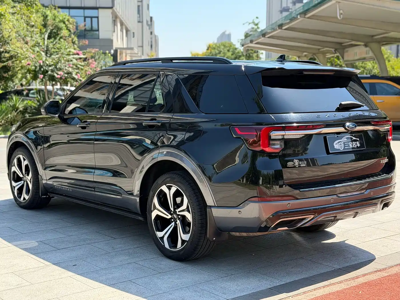 Фото 6 - Ford Explorer