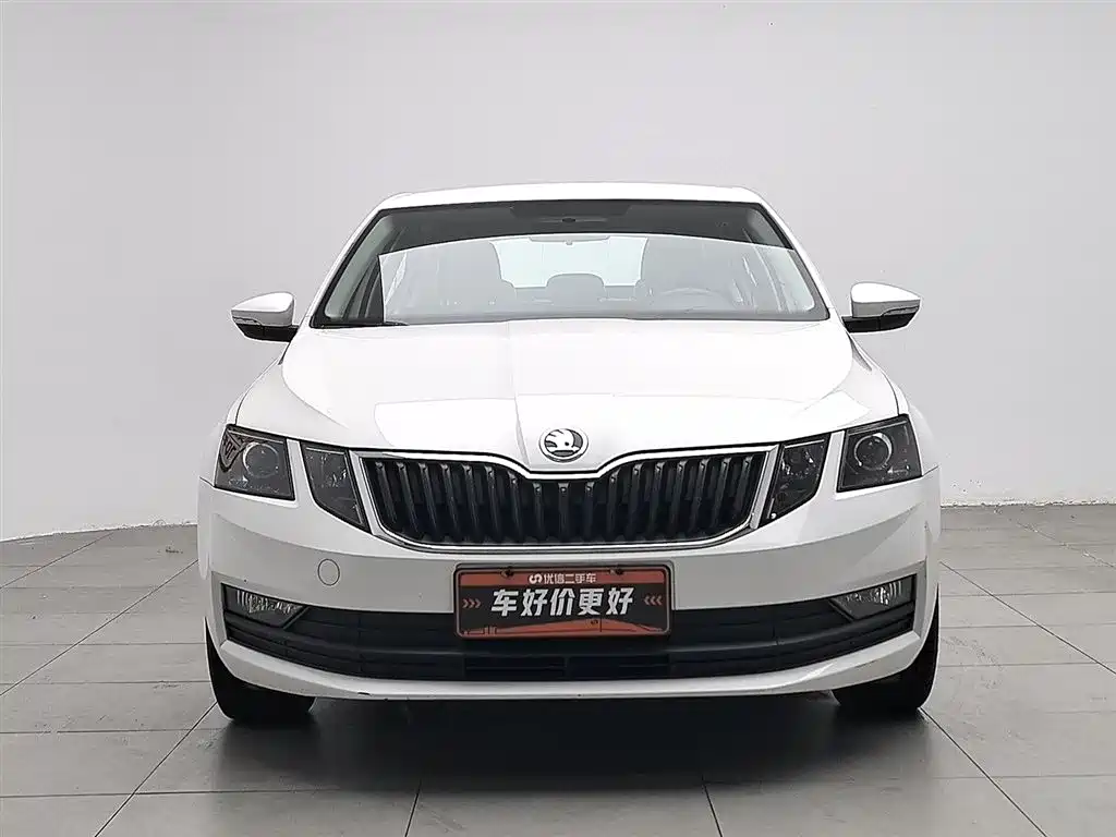 Škoda Octavia 2018 1.6L Manual Standard Edition фото 3