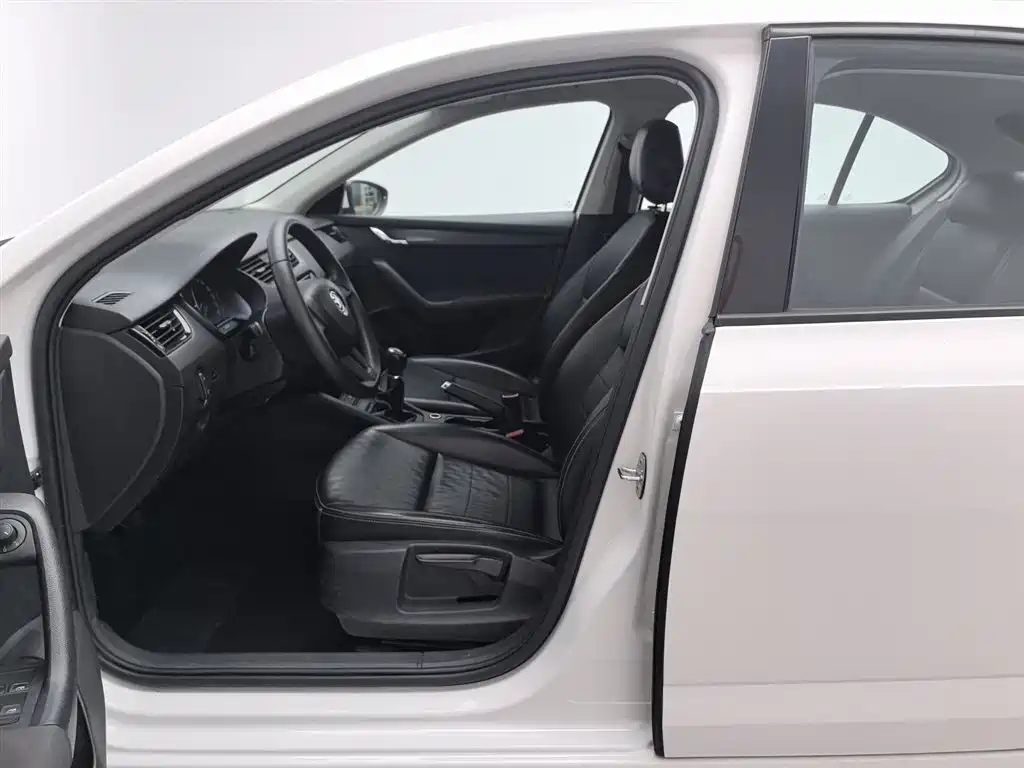Škoda Octavia 2018 1.6L Manual Standard Edition фото 10