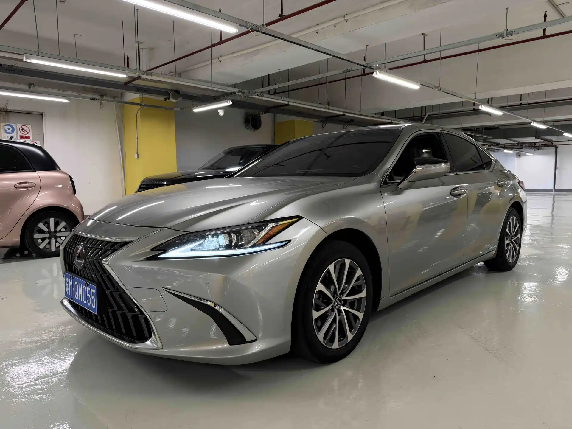 Photo 1 - Lexus ES