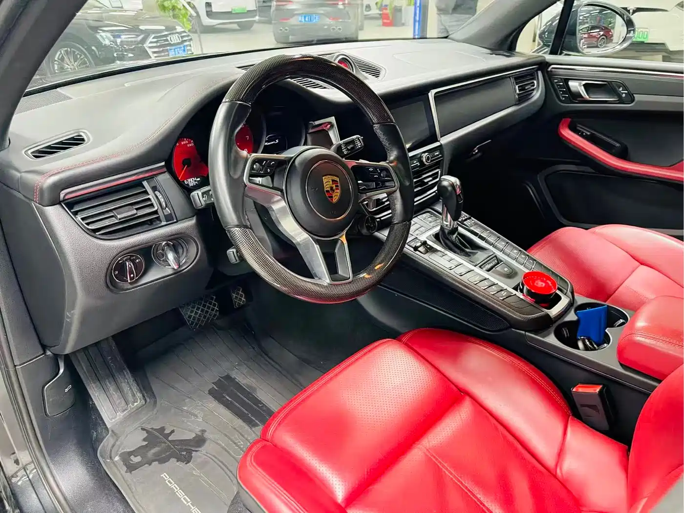 PORSCHE MACAN