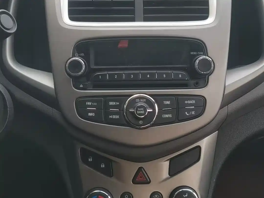 Photo 8 - Chevrolet Aveo