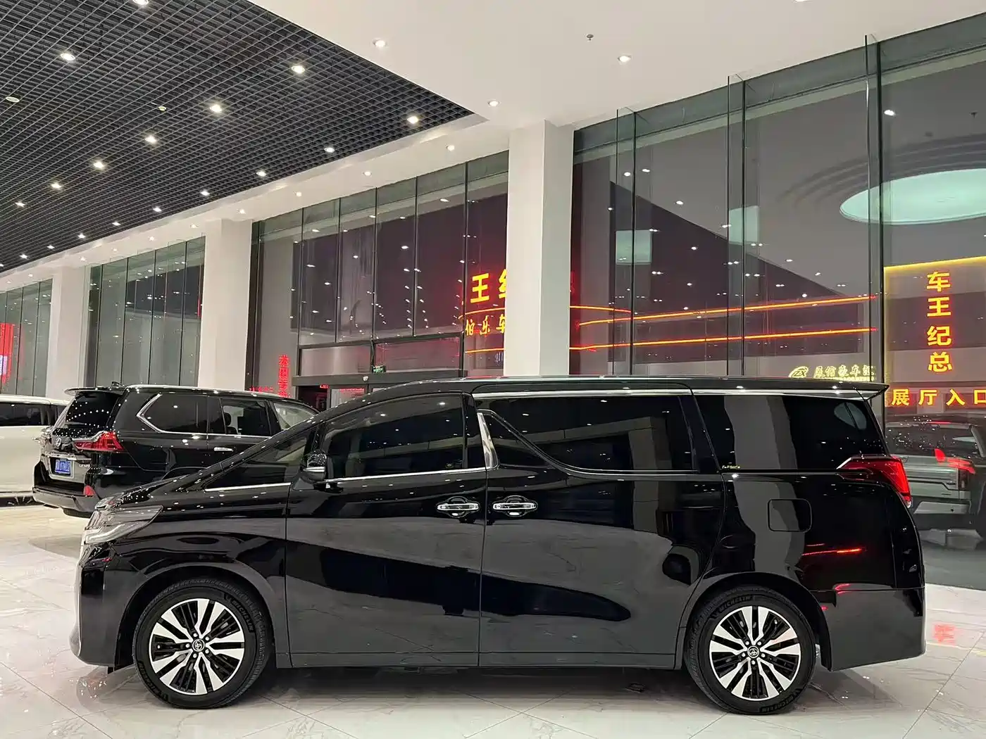 Toyota Alphard 2018 Facelift 3.5L Premium Edition фото 4