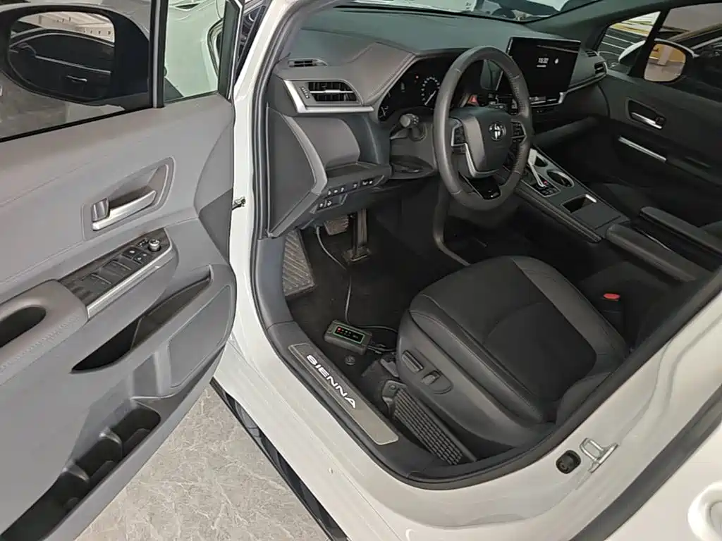 Фото 16 - Toyota Sienna