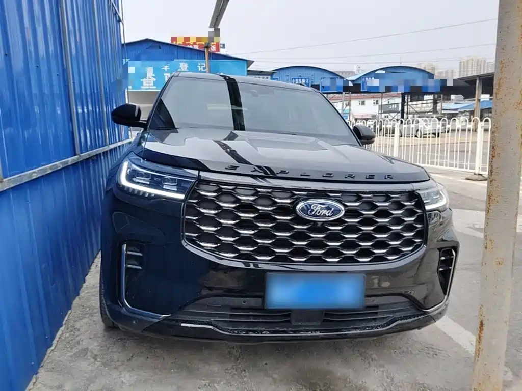 Photo 3 - Ford Explorer