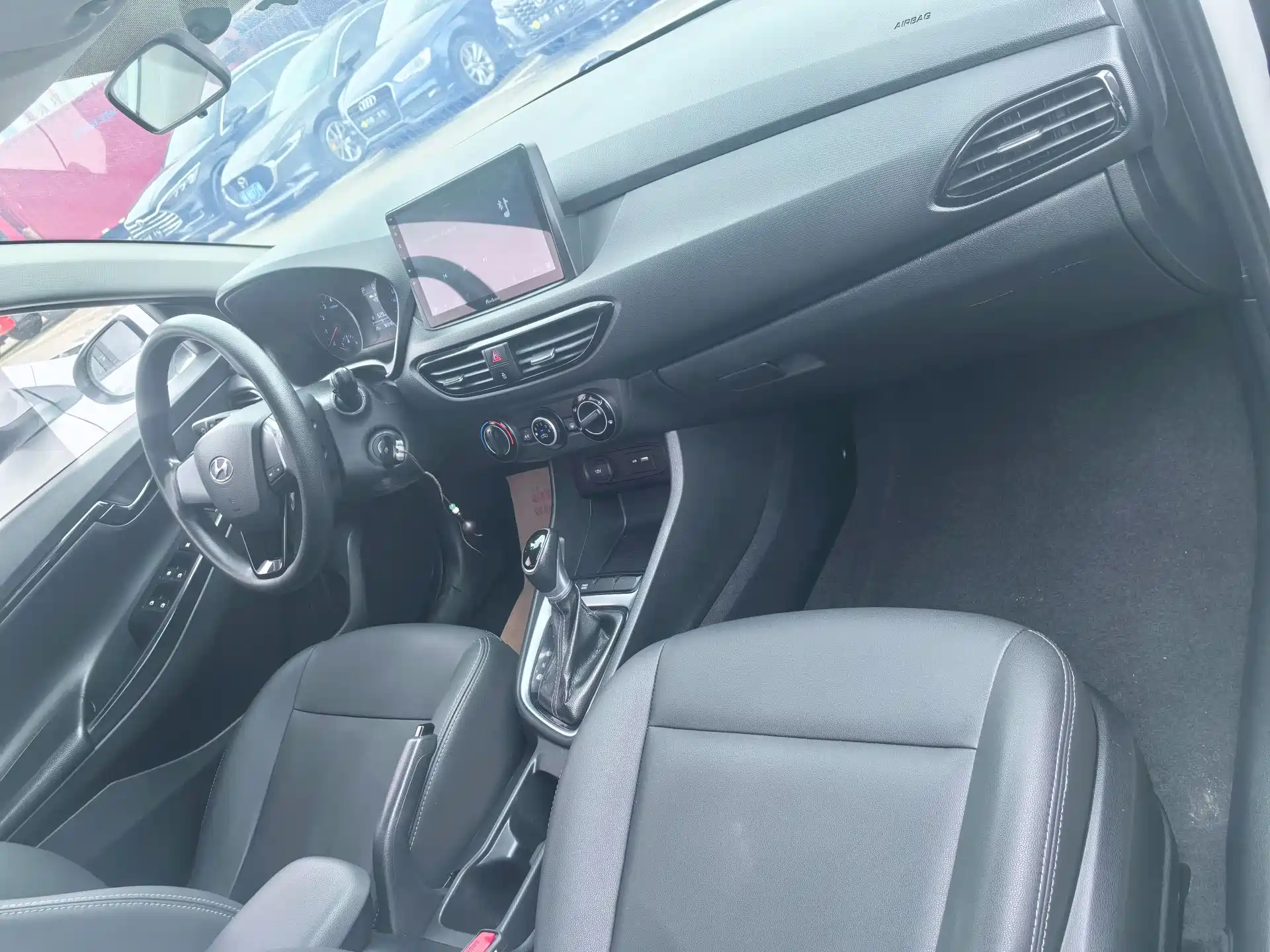 Photo 9 - Hyundai Elantra