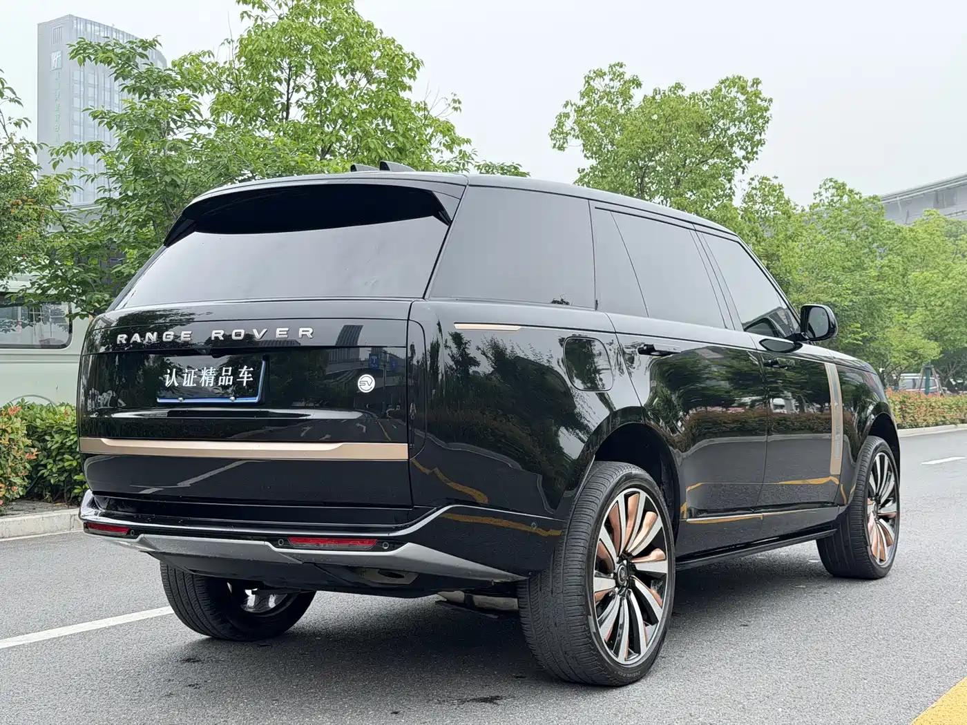 Land Rover Range Rover 2023 3.0 L6 400PS Golden Age 7-Seater Long Wheelbase фото 7