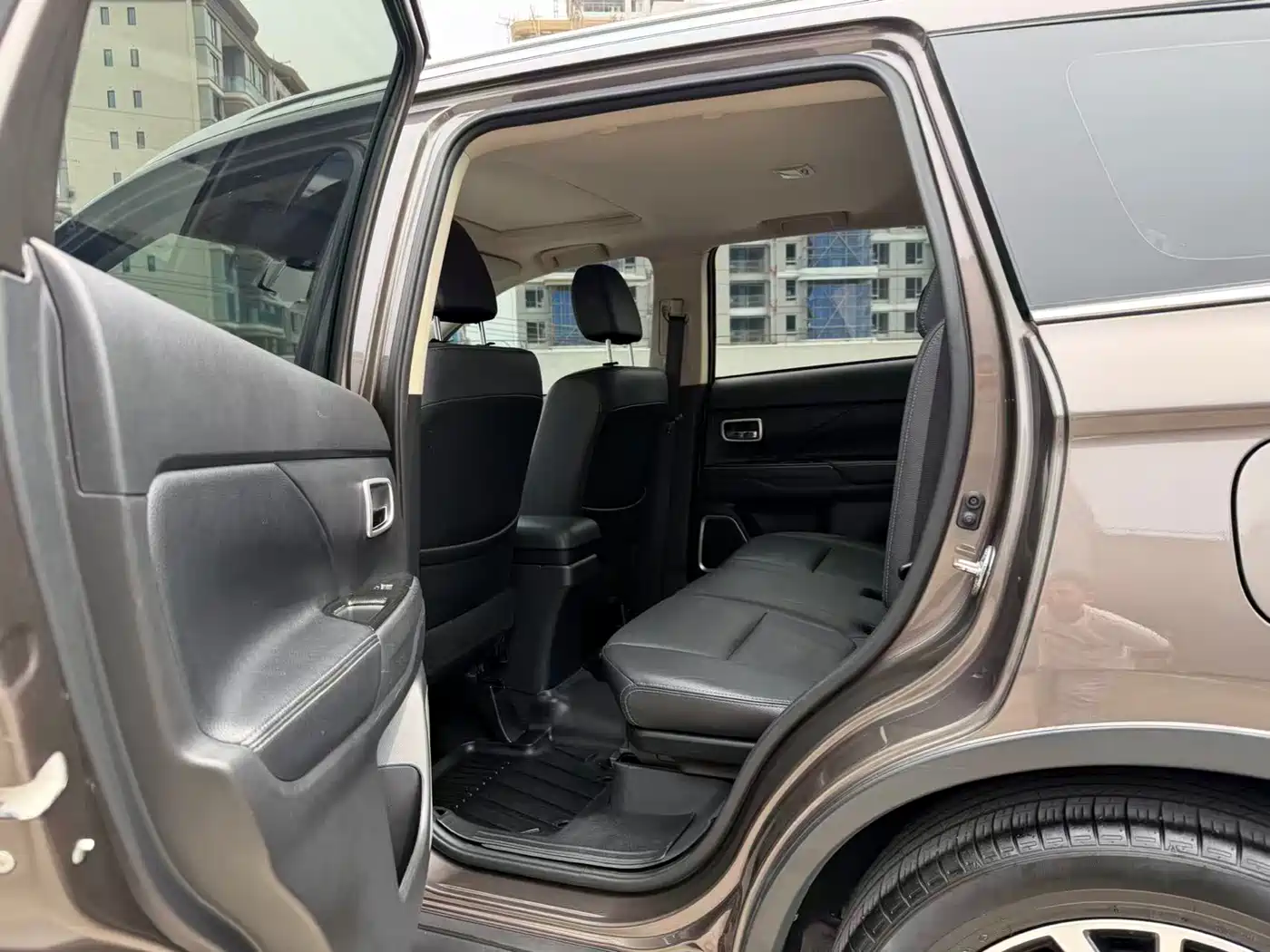 MITSUBISHI OUTLANDER