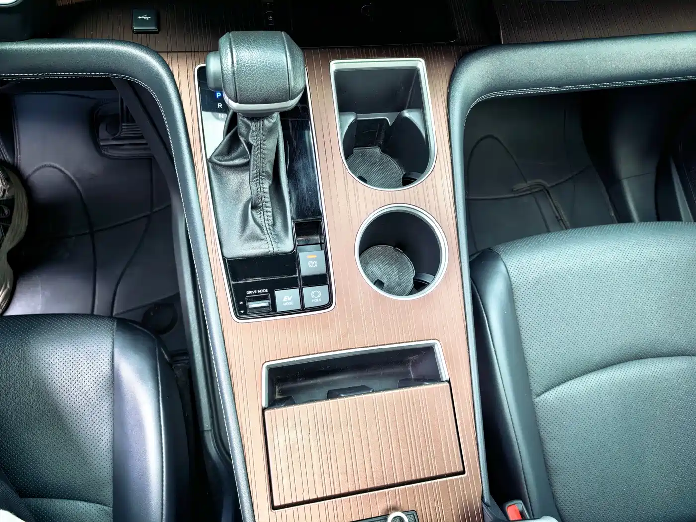 Toyota Granvia 2025 2024 2.5L Hybrid Premium PLUS