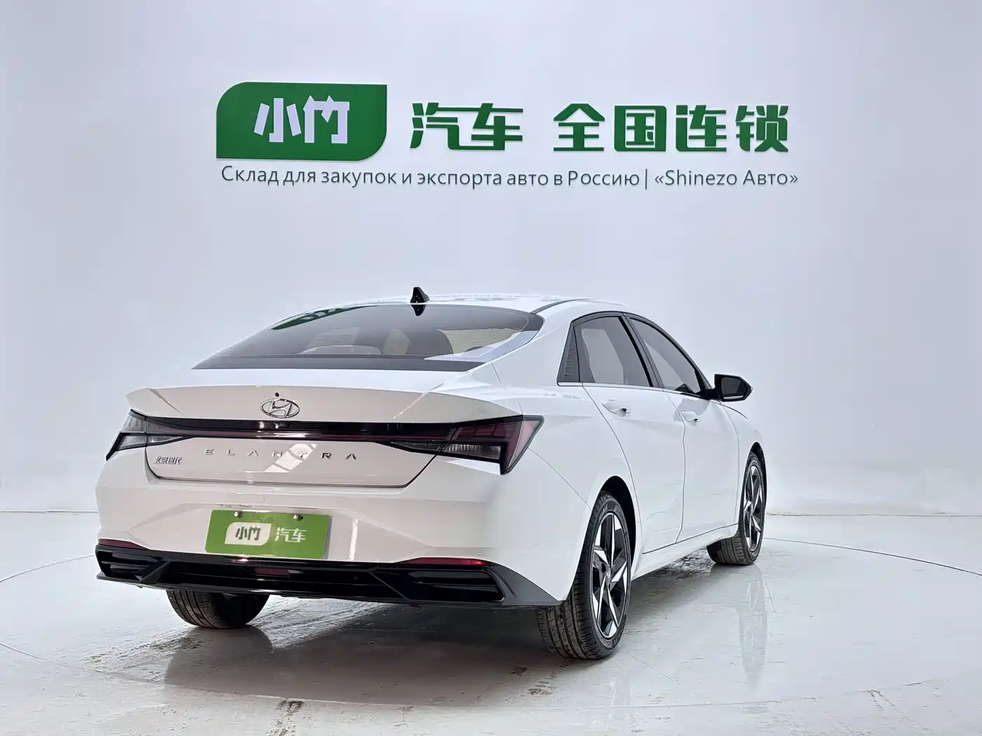 Hyundai Elantra 2022 1.5L CVT LUX Premium Edition фото 4