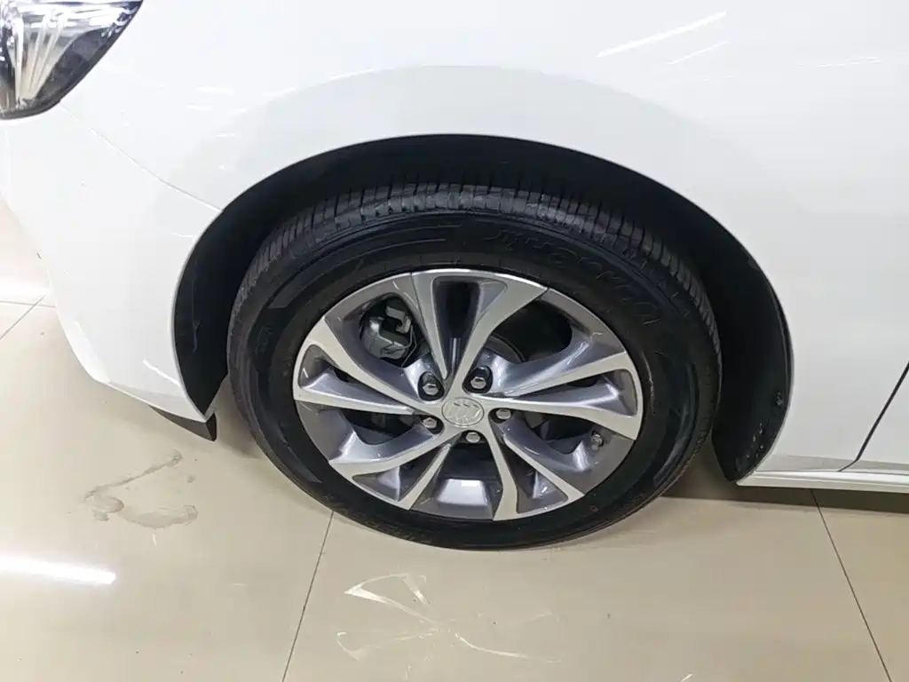 Photo 23 - Buick Verano