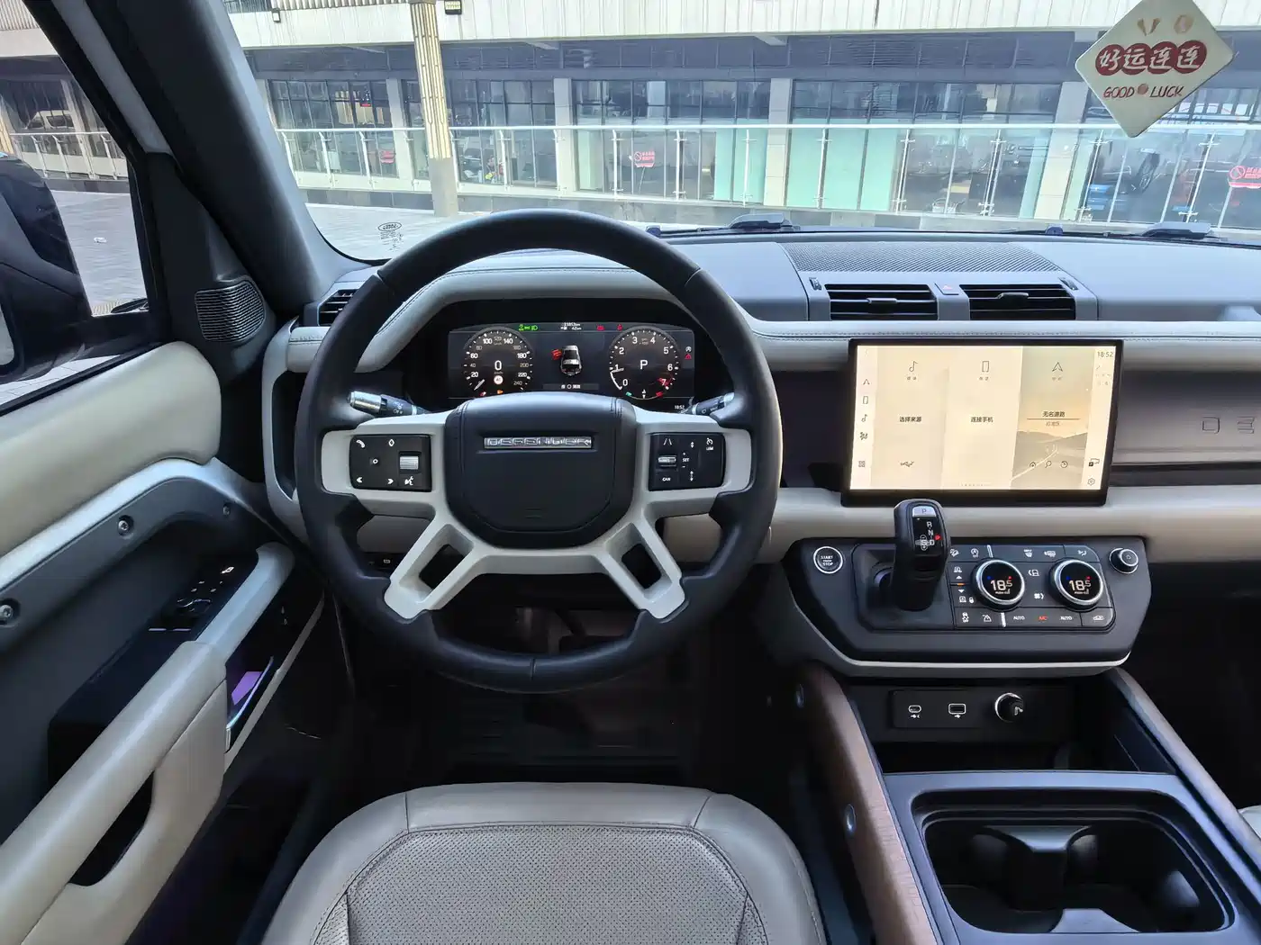 Photo 8 - Land Rover Defender