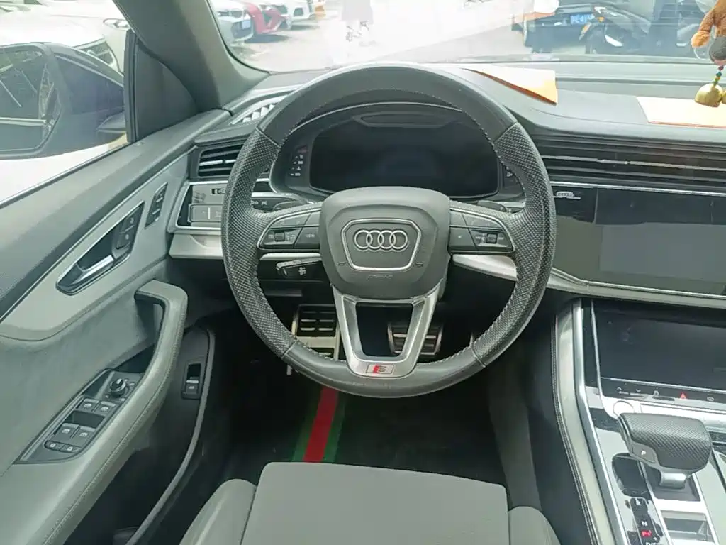 Photo 11 - Audi Q8