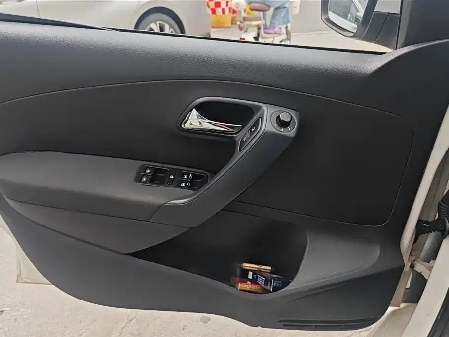 Volkswagen Polo 2013 1.4L Manual Trend Edition фото 7