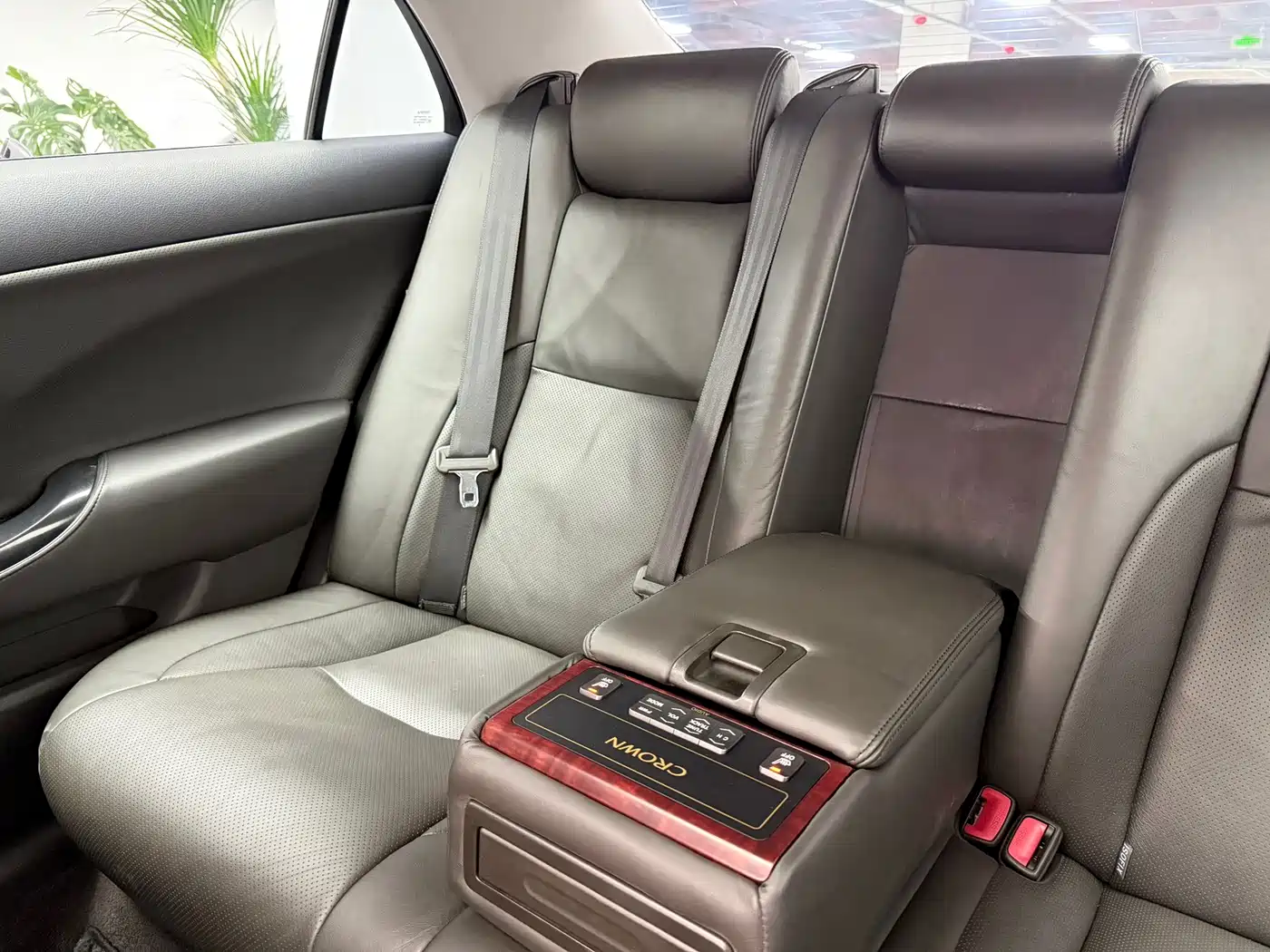 Toyota Crown 2010 3.0L Royal Saloon фото 31