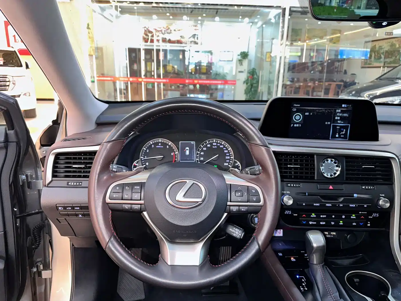 Фото 9 - Lexus RX
