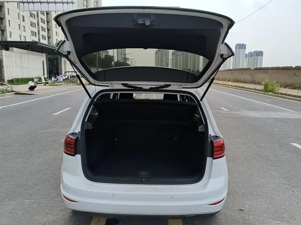 Volkswagen Golf Sportsvan 2018 1.6L Automatic Comfort фото 19