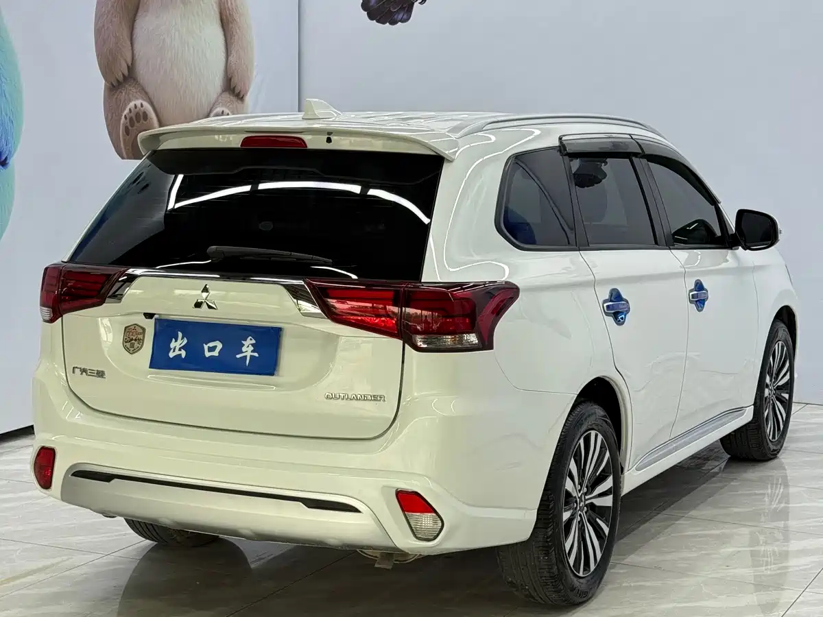 Mitsubishi Outlander 2021 Facelift 2.0L 2WD Premium Edition 7-Seater фото 4