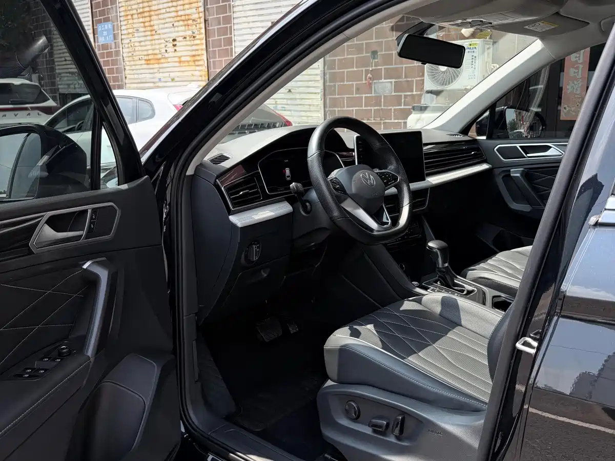 Фото 9 - Volkswagen Tiguan L