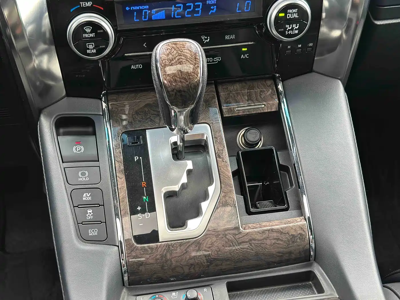 Toyota Alphard 2020 Hybrid 2.5L Premium Edition фото 23