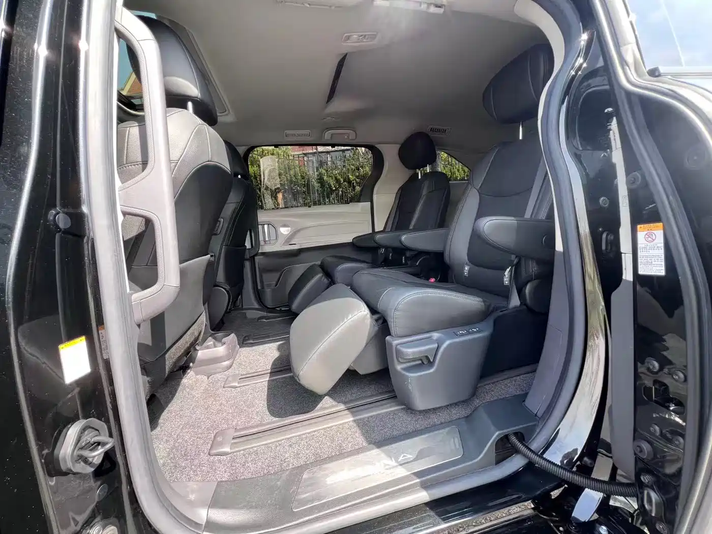 Toyota Sienna 2023 2.5L Hybrid Premium Edition фото 14
