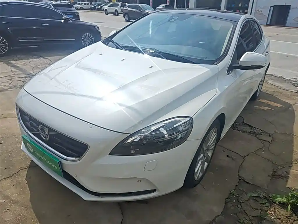 Фото 1 - Volvo V40