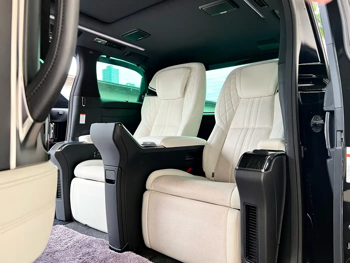 Lexus LM 2020 300h 4-Seat Imperial Edition фото 22