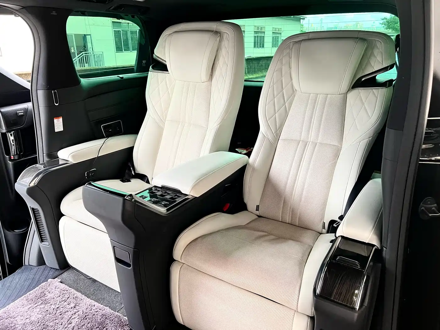 Lexus LM 2020 300h 4-Seat Imperial Edition фото 24
