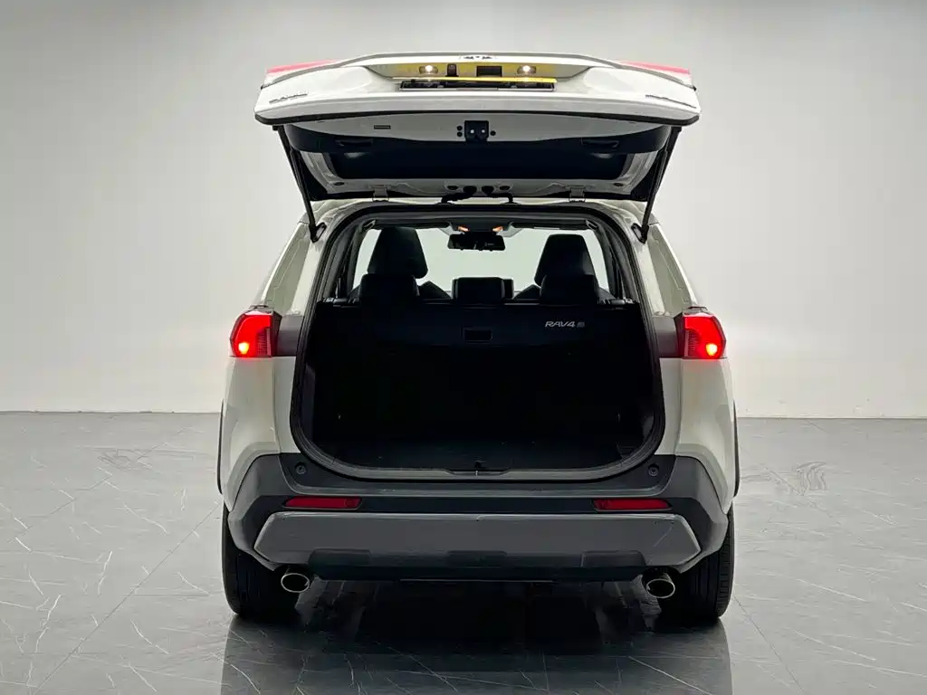 Фото 9 - Toyota RAV4