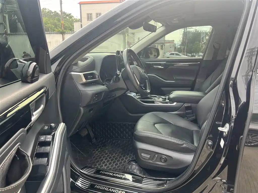 Photo 4 - Toyota Highlander
